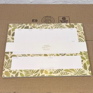 Green and White Weekly Planner Pad